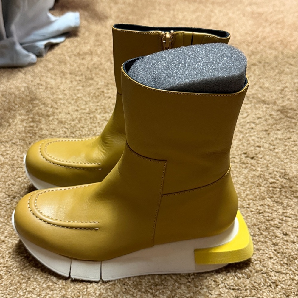 Paloma Barcelon Yellow Leather Ankle Boots with White Soles 37(7)